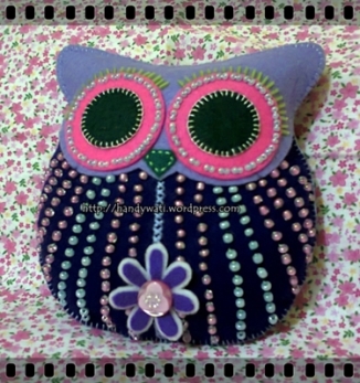Boneka Owl. Ukuran lebih kurang 15 cm x 15 cm. Bahan kain flanel/felt, dakron, manik-manik.